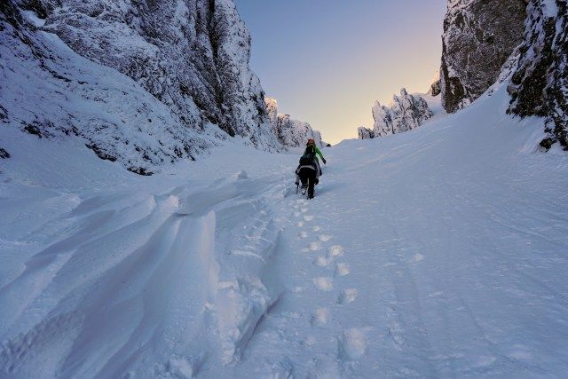 Climbing Hornul Mare during winter