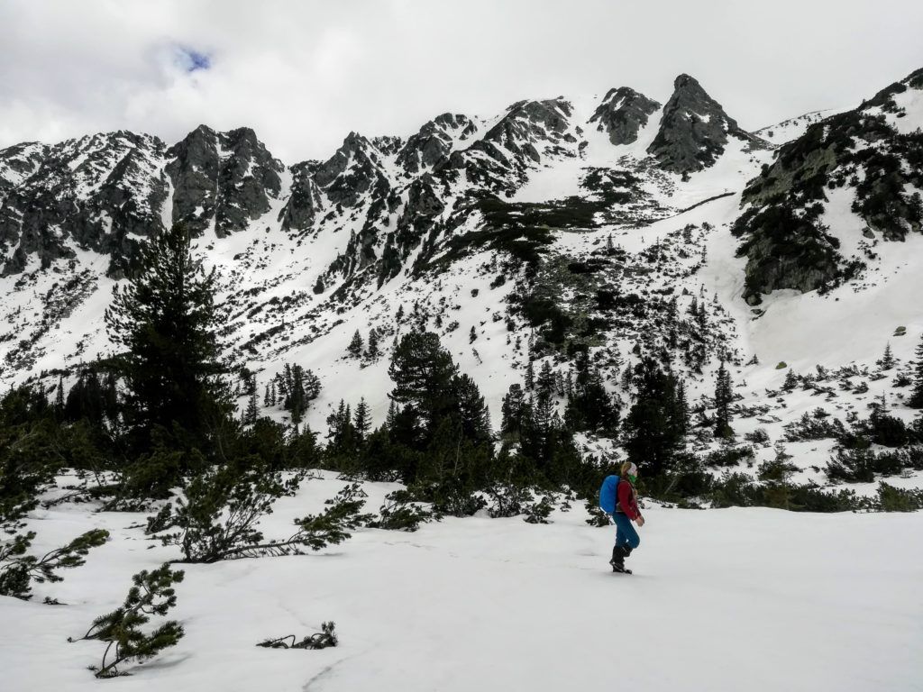 Ascending towards Bucura Lake at the end of April